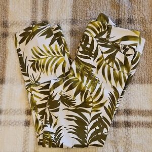 New York & Company Green Leaf Print Leggings